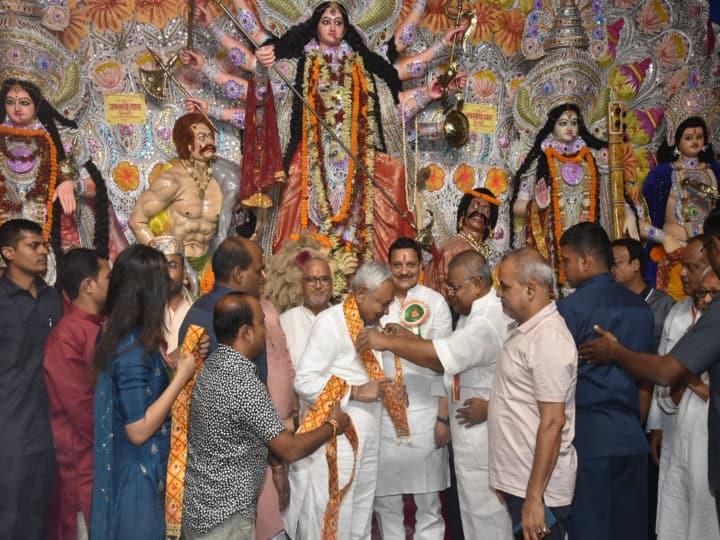 CM नीतीश कुमार ने Patna डाकबंगला चौराहा स्थित पंडाल में मां दुर्गा की पूजा की