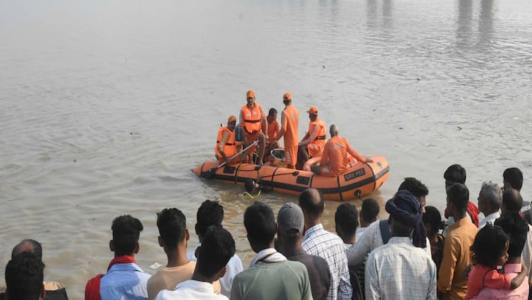 गंगा दशहरा के अवसर पर नालंदा से बाढ़ जा रही नाव नदी में पलटी